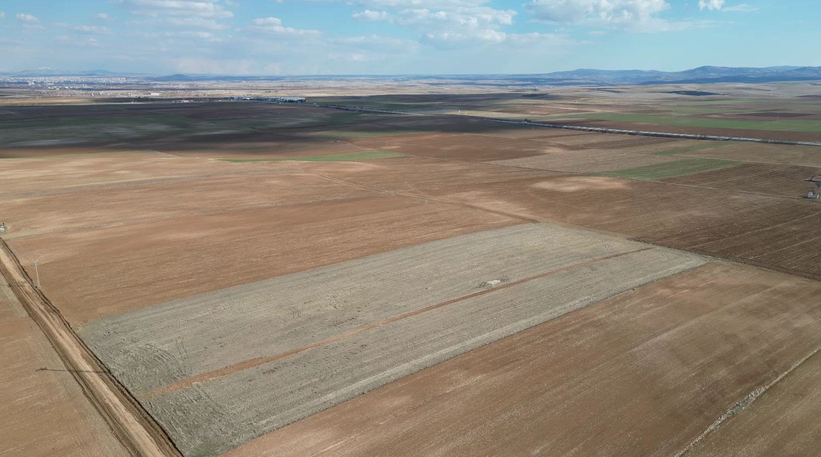 YOLLARBAŞINDA 26.200m² SATILIK TARLA