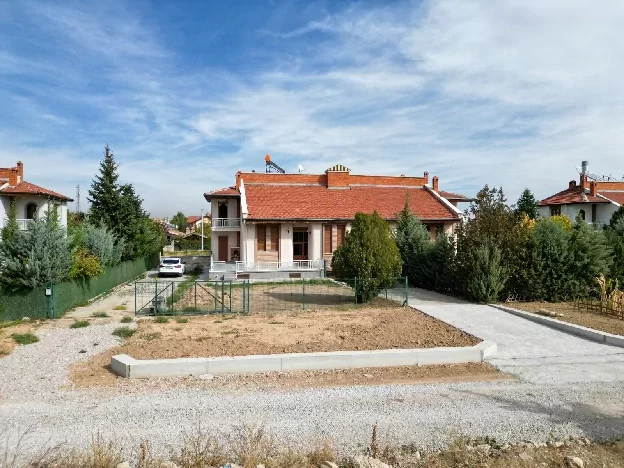 KONYA MERAM KARAHÜYÜK'TE SATILIK VİLLA