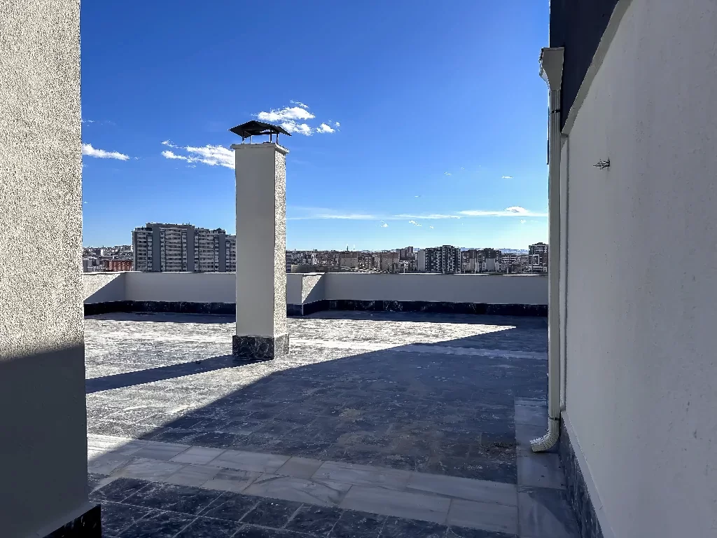 YENİŞEHİR MAH.de ÖZEL TERASLI 4+1 SATILIK DAİRE