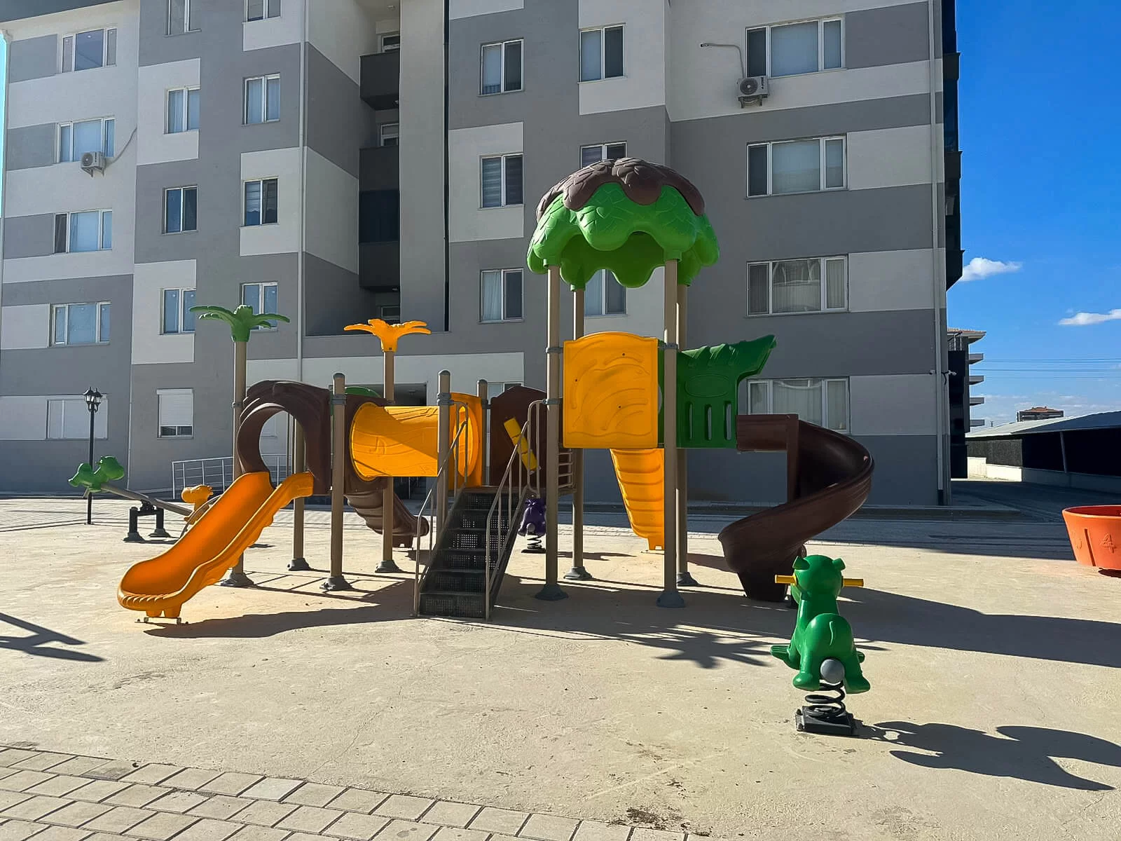 YENİŞEHİR MAH.de ÖZEL TERASLI 4+1 SATILIK DAİRE