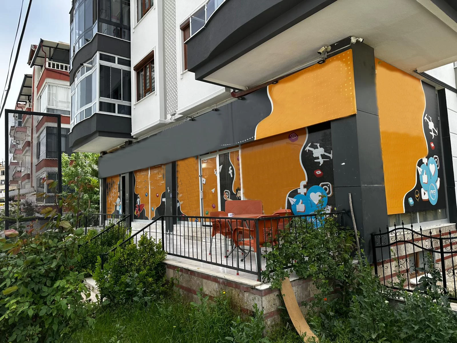 HACI CELAL MAH.de CADDE CEPHELİ SATILIK DÜKKAN